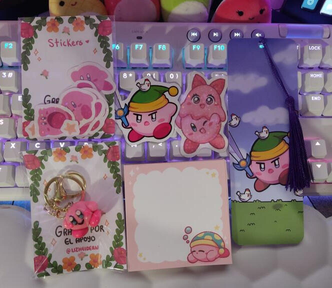 Paquete llavero Kirby $300. Incluye un memopad de 60 hojas, stickers holográficos, un separador, un imán para refrigerador y un llavero de arcilla de Kirby.