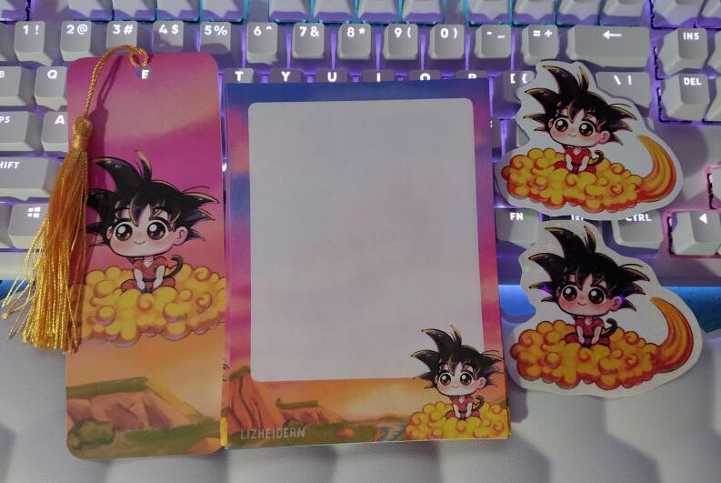 Paquete de Goku. Incluye un separador, un bloc de notas, un imán y un sticker holográfico $110