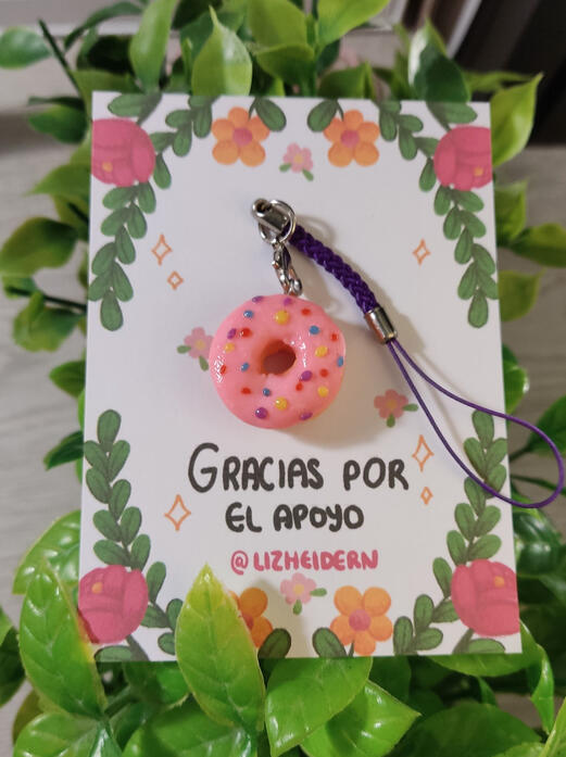 Colguije dona de fresa de arcilla | $100